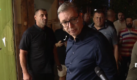 "BEŽE, TREBA BOLTA DA ZOVEMO DA IH STIGNE" Blokaderi razbijali, palili, pa se razbežali... Vučić se oglasio ispred demoliranih prostorija