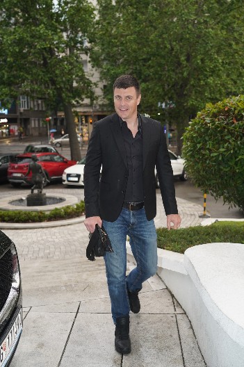 "TA MI NEĆE RAĐATI DECU I IĆI PRED STARAMAJKU" Vuk Kostić žestoko o partnerkama, na jedno ne pristaje!