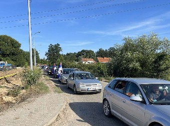 I VLADIMIRCI KRENULI NA SKUP PROTIV BLOKADA: Kolone automobila i srpske zastave (FOTO)
