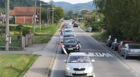 GRAĐANI MALOG ZVORNIKA KRENULI NA SKUP PROTIV BLOKADA Žele stabilnost i normalan život