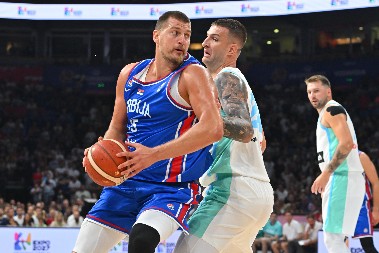"ORLOVI" SPEKTAKLOM NAJAVILI PUT U RIGU Srbija demolirala Sloveniju, Beograd pozdravio Dončića i poželeo sreću našim košarkašima na Evrobasketu