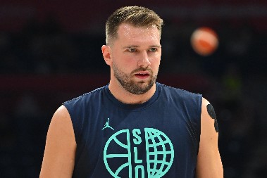 LUDNICA JE NASTALA KADA SE POJAVIO Luka Dončić izazvao delirijum u Areni, publika aplaudirala Slovencima (VIDEO)