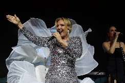 LEPA BRENA OTKRILA DUGO ČUVANU TAJNU Evo kome je posvetila čuvenu pesmu "Poželi sreću drugima"!