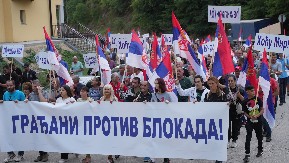 BLOKADERI SVOJE FRUSTRACIJE LEČE NA ULICI, DOSTA NAM JE TOGA Veliki skup građana u Lučanima koji poručuju - ne damo našu lepu Srbiju! (FOTO)