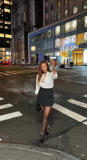 VODITELJKA PINKA ZAPALILA INTERNET Gordana Uzelac objavila fotografije iz Njujorka, pokazala duge noge u kratkoj crnoj suknji! (FOTO)