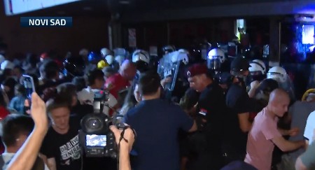 TERORISTI BACAJU TOPOVSKE UDARE NA POLICIJU: Blokaderi siledžije prave haos u Novom Sadu