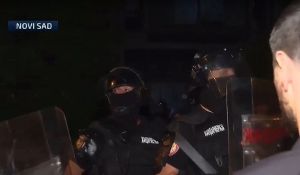 ZELENO SVETLO ZA NASILJE! Ovako je počeo napad blokadera na policiju u Novom Sadu! Pretili i deci: Videćemo kako će da prođu! (VIDEO)