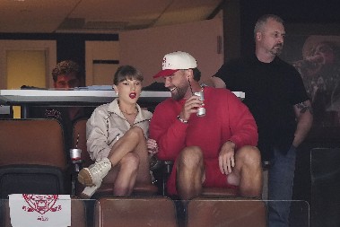 STANITE MALO! Slavni par se tek verio, a ljudi im već seli na kičmu, svi traže odgovor na jedno pitanje