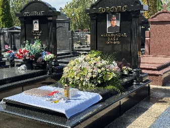 OVO SMO ZATEKLI JUTROS NA GROBU SAŠE POPOVIĆA Suzana Jovanović na pomen suprugu donela jednu stvar, suze same teku