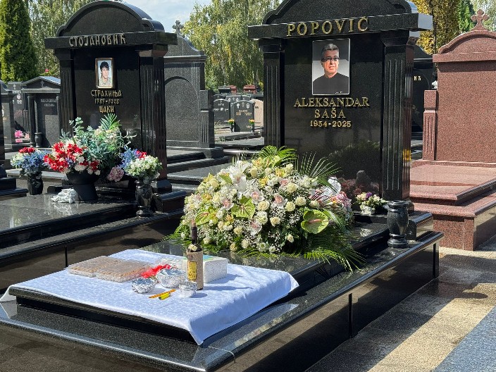 OVO SMO ZATEKLI JUTROS NA GROBU SAŠE POPOVIĆA Suzana Jovanović na pomen suprugu donela jednu stvar, suze same teku