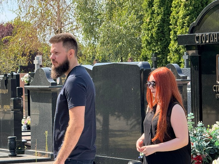 NAJTUŽNIJA SCENA NA BEŽANIJSKOM GROBLJU Suzana stigla sa decom na pomen Saši, a jedan detalj sve je rasplakao (VIDEO)