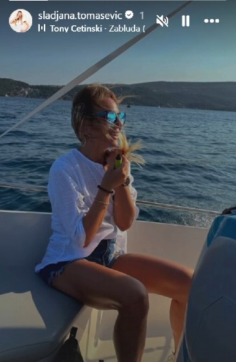 VODITELJKA RTS UHVAĆENA NA JAHTI Noge u prvom planu, u petoj deceniji svaki mišić se ocrtava