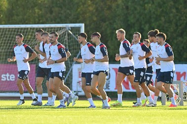 "ORLOVI" U NOVOJ OPREMI Fudbaleri Srbije odradili trening