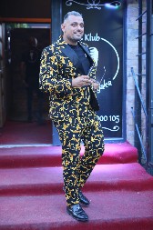 STIGLA TORTA NA ČETIRI SPRATA I TO KAKVA! Bora Santana dobio od prijatelja rođendanski poklon, ovakvu poslasticu još nismo videli (VIDEO)