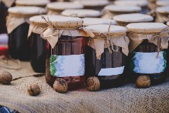 SVAKA SRPSKA DOMAĆICA MORA OVO DA ZNA Zaboravite na ribanje i na hemikalije, ovi trikovi uklanjaju nalepnice na teglama za sekund!