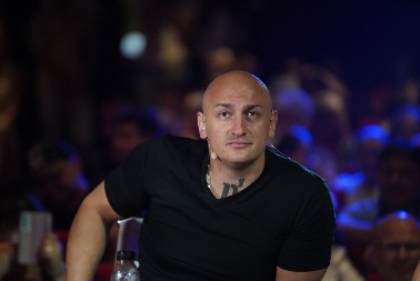 "ŠTA IMAŠ OD KNJIGA, BRE? ONE SU ZA POTPALU!" Desingerica udario na kolege u Pinkovim zvezdama, prvog dana je nastao haos!