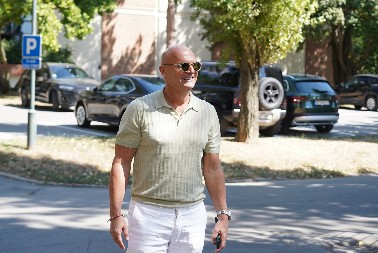 OVA FATALNA PLAVUŠA JE MILIJEVA ŽENA Ostavila je dečka zbog njega, a mlađa je od kompozitora 10 godina (FOTO)