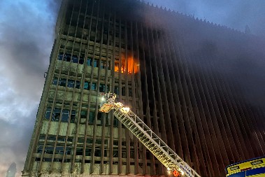 POŽAR U DEVETOSPRATNOJ ZGRADI Više od 100 vatrogasaca na terenu (FOTO)