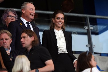 BELA KOŠULJA KOJU KEJT MIDLTON OBOŽAVA Izgleda moćno, savršena je za posao, ali i za svečane prilike