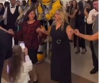 DANAS MAJKO ŽENIŠ... Snimak sa srpske svadbe ostavio ljude bez reči, svi su gledali u prizor iza žene u crnoj haljini