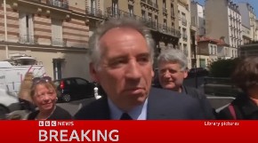 SAD JE I ZVANIČNO! Bajru podneo ostavku Makronu, francuski predsednik pred teškom odlukom