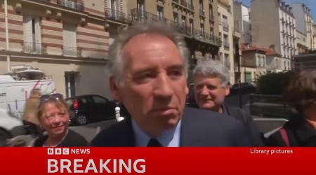 SAD JE I ZVANIČNO! Bajru podneo ostavku Makronu, francuski predsednik pred teškom odlukom