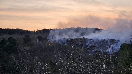 ''JEDVA DIŠEMO I GLEDAMO NA OČI''! Celo selo pod dimom, gori deponija kod Sjenice: Meštani u panici