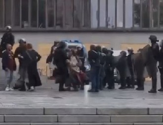 POLICAJAC NOKAUTIRAO ŽENU BEZ PARDONA! Ovako to radi EU policija, ovo je pravi primer demokratije koji Srbija treba da sledi!