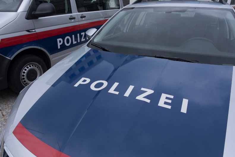 BEČKA POLICIJA RAZBILA MEĐUNARODNU NARKO BANDU: Četiri osobe uhapšene, zaplenjeno pola miliona evra u drogi i kešu