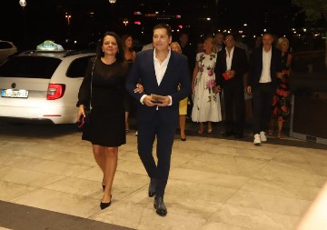 ESTRADA SE SJATILA NA PUNOLETSTVO ĆERKE SAŠA MATIĆA! Aco Pejović došao sa porodicom, pojavila se i porodica Šaulić