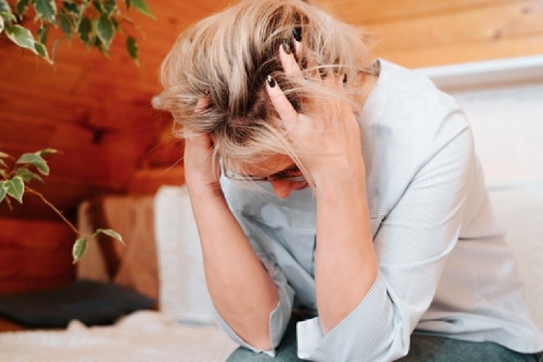 KIJATE I BOLI VAS GLAVA? Možda vam jedna stvar pravi problem, nije joj mesto u spavaćoj sobi