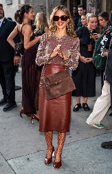 DŽESIKA ALBA NOSI SUKNJU KOJU OVE JESENI MORATE DA NABAVITE  Boja je brutalna, veličina univerzalna i stvarno se isplati imati je u ormaru!