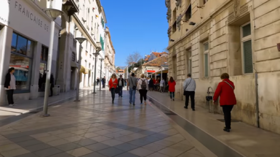 DRAMA U HRVATSKOJ Naoružani muškarac šeta ulicama s kalašnjikovom u rukama! "Ostanite u kućama!"