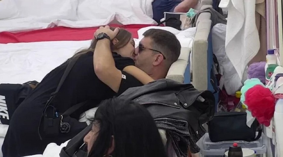 VRELA AKCIJA MARINKOVIĆA I 20 GODINA MLAĐE CIMERKE! Odveo je u krevet, a ona u strahu