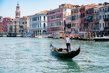 TURISTI U VENECIJI URADILI NEŠTO NEČUVENO Snimak skandaloznog ponašanja kruži mrežama, a par je prognan iz grada (VIDEO)
