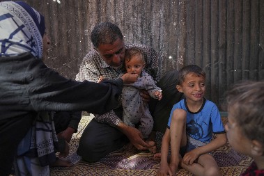 GLAD PRETI STOTINAMA HILJADA LJUDI U GAZI: UN i Oksfam upozoravaju, humanitarna pomoć BLOKIRANA