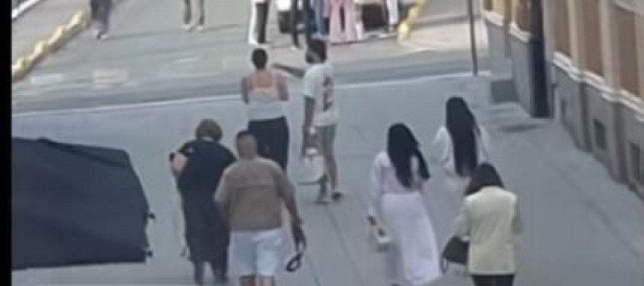 ‘DEVOJKE, NIKADA OVO SEBI NEMOJTE DOZVOLITI!’ Reper šetao gradom sa dve žene – javnost u šoku: ‘Ovo je nenormalno!’