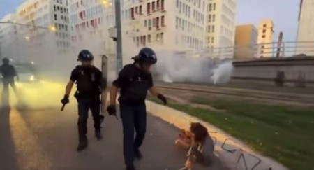 DEMOKRATSKA ČIZMA U ZADNJICU! Francuska policija razvukla ženu po ulici ko fleku, nema milosti prema blokaderima! (VIDEO)