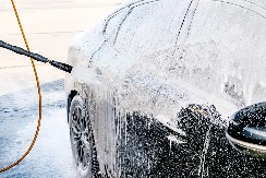 DOBRO RAZMISLITE PRE NEGO ŠTO OPERETE AUTO Vaš omiljeni način pranja nanosi ogromnu štetu vašem vozilu