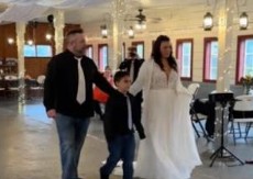 MLADENCI SHVATILI DA IM NIKO NIJE DOŠAO KADA SU UŠLI U SALU: Zbog tužnih prizora nastao haos na mrežama (VIDEO)