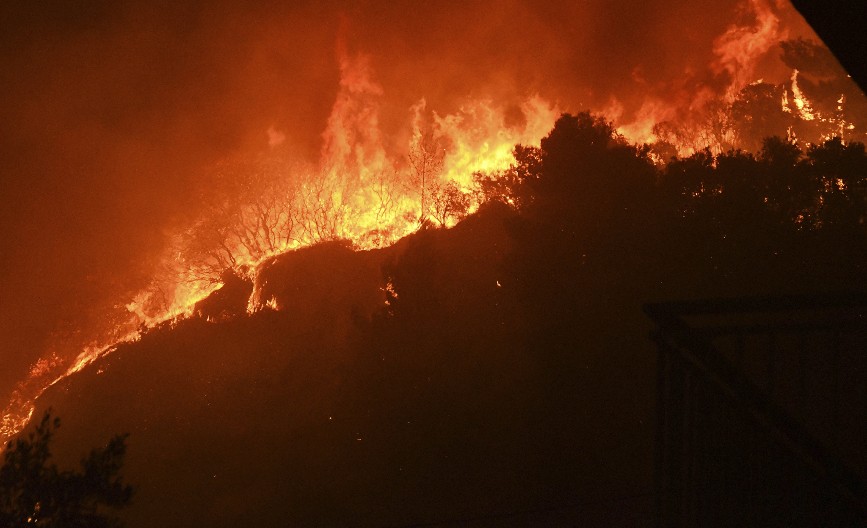 VATRENA STIHIJA HARA ANTALIJOM! Evakuacija u toku, vetar širi požar ka hotelima! (VIDEO)