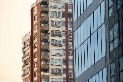 SRBIN PODELIO JEZIVO ISKUSTVO IZ STANA Osetio da mu se nešto mota oko nogu, kad je video šta je - prošla mu jeza niz kičmu!