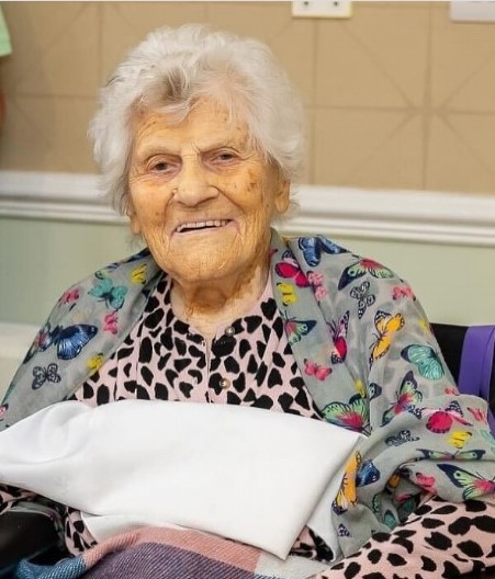 „JEDNO PRAVILO ME ODRŽALO U ŽIVOTU 116 GODINA“ Najstarija žena na svetu otkrila tajnu dugovečnosti, kralj Čarls joj lično čestitao