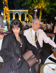 GLUMAC U PROVODU SA 32 GODINE MLAĐOM SUPRUGOM Sve oči uprte u njih, ona u provokativnom izdanju, a tek da vidite njega (FOTO)