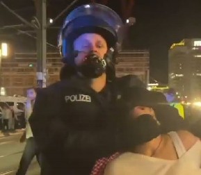 DEMOKRATSKA METODA - ŠAKA ZA GRKLJAN Nemačka policija elegentno hapsi "studentsku elitu" (VIDEO)