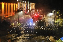 SCENARIO KOJI NAM JE DOBRO POZNAT! Pokušaj rušenja još jedne države! Demonstranti brutalno napali policiju! Usledio žestok odgovor!