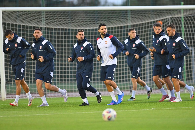 "ORLOVI" SE SPREMAJU ZA ALBANIJU Fudbaleri Srbije odradili prvi trening pred važan meč u Leskovcu