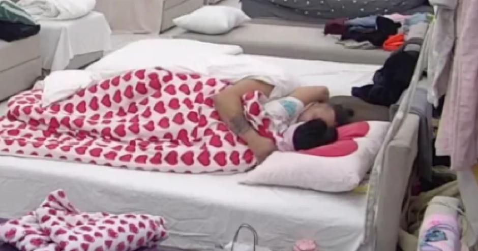 OZVANIČILI VEZU! Mina i Terza akcijali pred punom sobom, više ne žele da se kriju (FOTO)