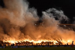 TOTALNI HAOS ISPRED STADIONA PARTIZANA Brutalna tuča huligana, sevale baklje na sve strane