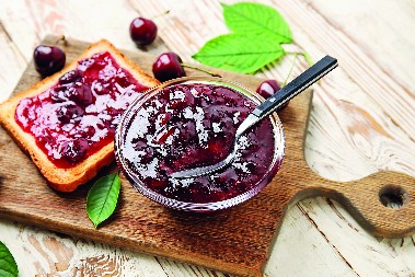 Miris detinjstva i simbol gostoprimstva, običaji i recept - Zašto je slatko od višanja poseban deo srpske kuhinje